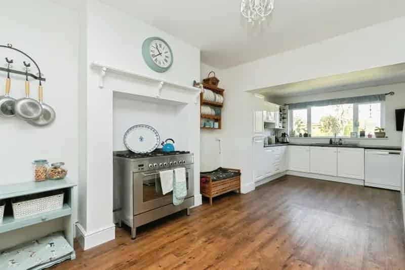 5-Bedroom Detached House Near Polegate Train Station