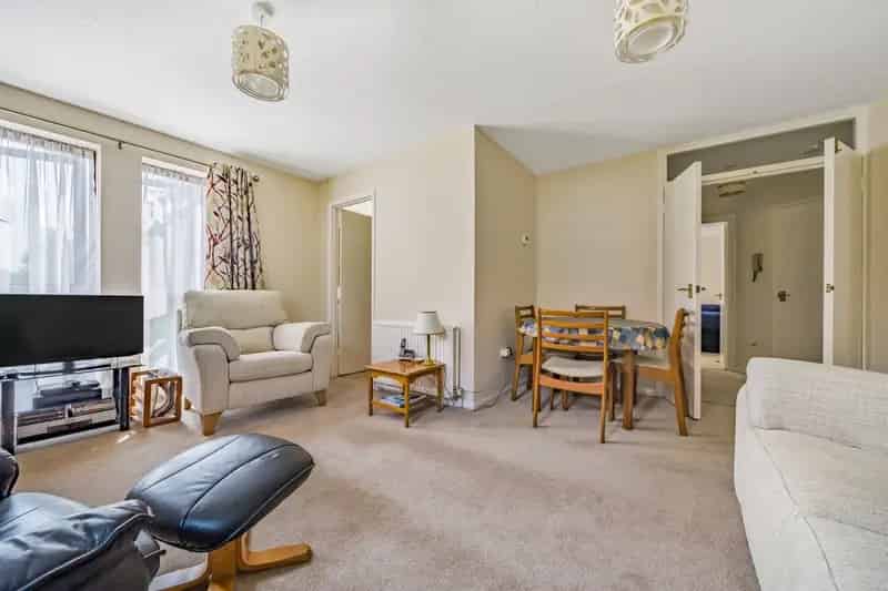 Two Bedroom Flat in Enfield Near Stations and Shops