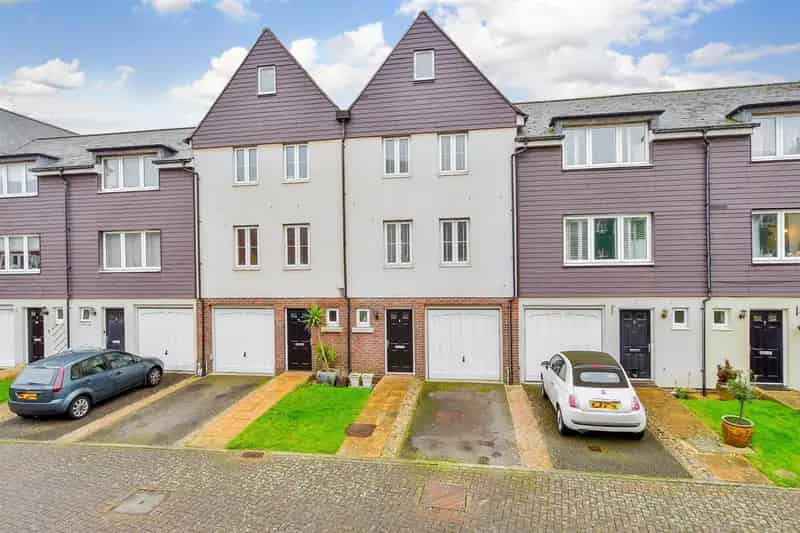 3 bedroom town house for sale