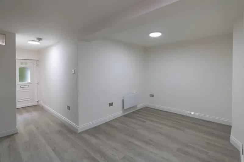 1 Bedroom Ground Floor Flat Refurbished Parking Garden Pets Considered