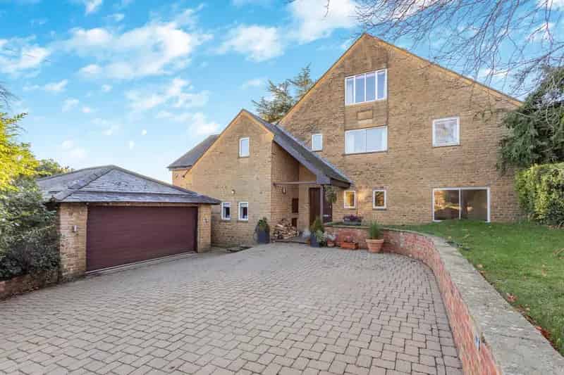 6 Bedroom Detached House Walgrave Northampton