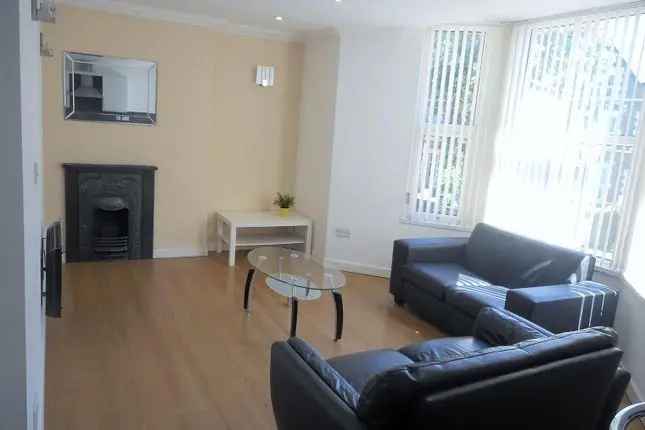 Flat to rent in Richmond Road, Cathays, Cardiff CF24