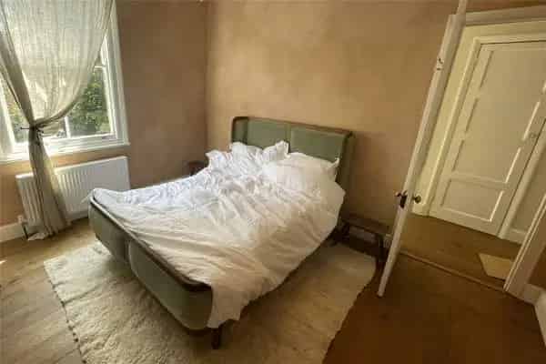 1-Bed Apartment in Victorian Building High Ceilings Modern Interior