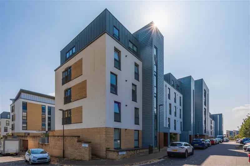 2 Bed Flat - Second Floor with 1 Reception Room