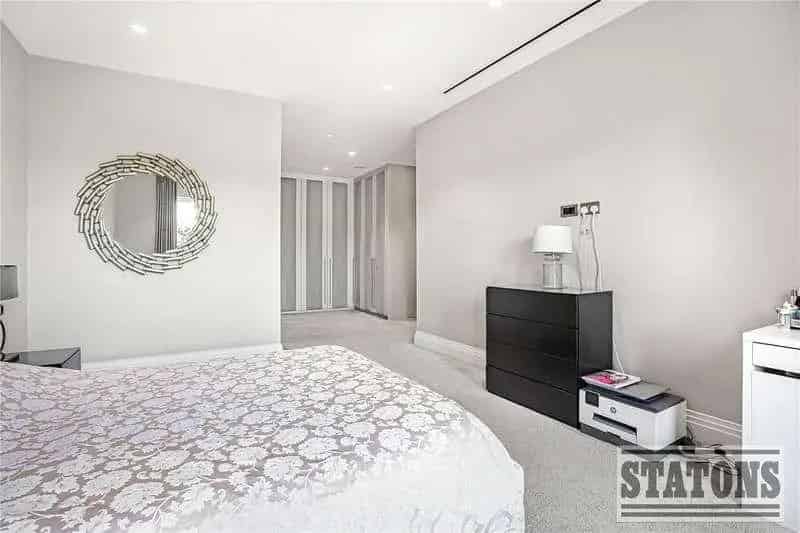 3 Bed Flat for Sale in London - Luxurious Apartment with Southwest Facing Terrace