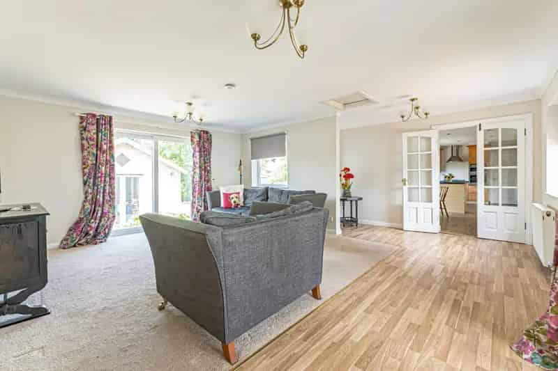 4 Bedroom Bungalow Near Train Station - Spacious Home Office Studio