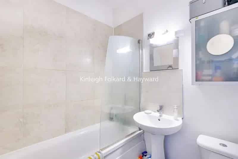 One Double Bedroom Flat Near Penge West and East Stations