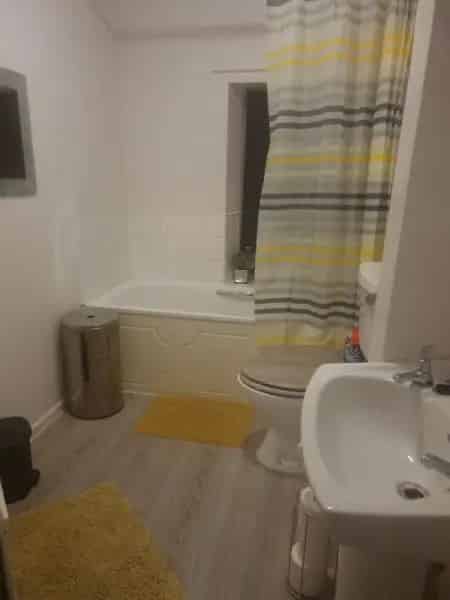 2 Bedroom House Large Garden Street Parking Quiet Location