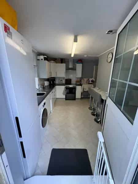 Large 3 Bedroom Flat Near Victoria Station