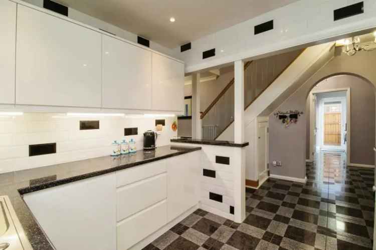 House For Sale in Lower Road, Rochford, England