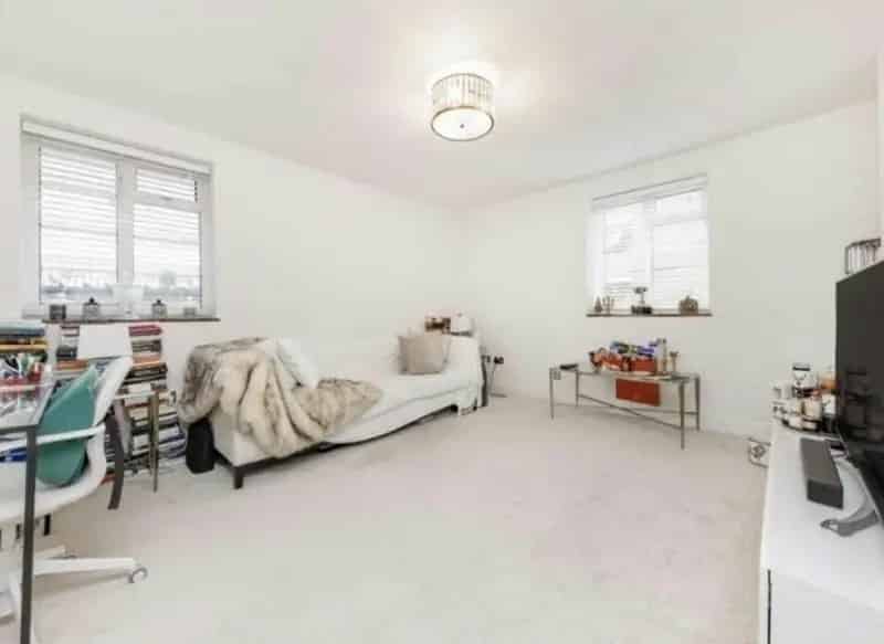 Refurbished 2-Double Bedroom Flat  Modern Bathroom Integrated Appliances
