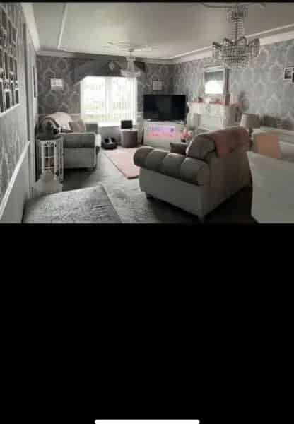 Beautiful 2 Bed Flat Near Shops and Bus Stops