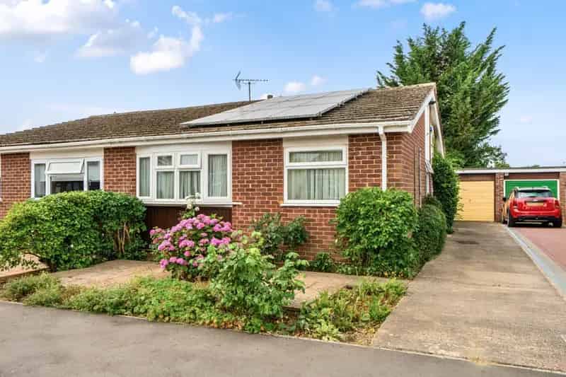 2 Bedroom Bungalow for Sale in Thame