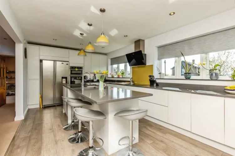 4 Bed House with Modern Kitchen Diner and Two Gardens