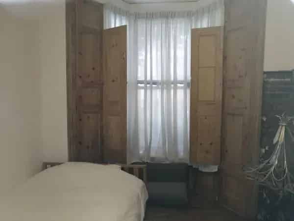 Spacious House with Private Garden and Excellent Transport Links