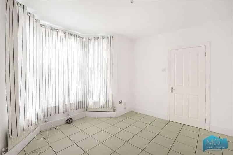 1 Bed Flat for Sale - Chain Free - Off Street Parking - Private Garden