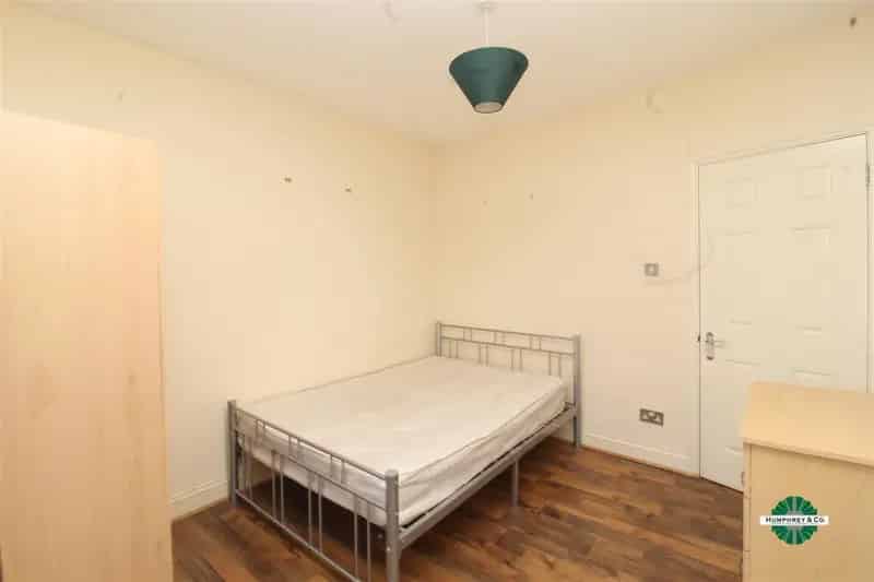 3 Bedroom Flat House to Rent in Clapton