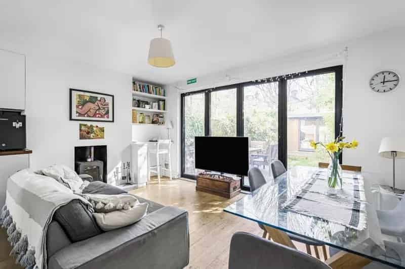 3 Bedroom Flat for Sale in Brixton
