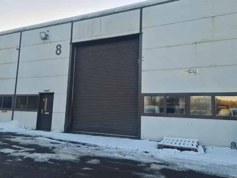 Industrial Unit 5500 sq ft Near M8 Ample Parking