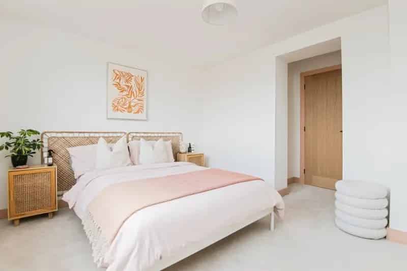 4 Bedroom Semi Detached House with Stylish Garden and Driveway Parking