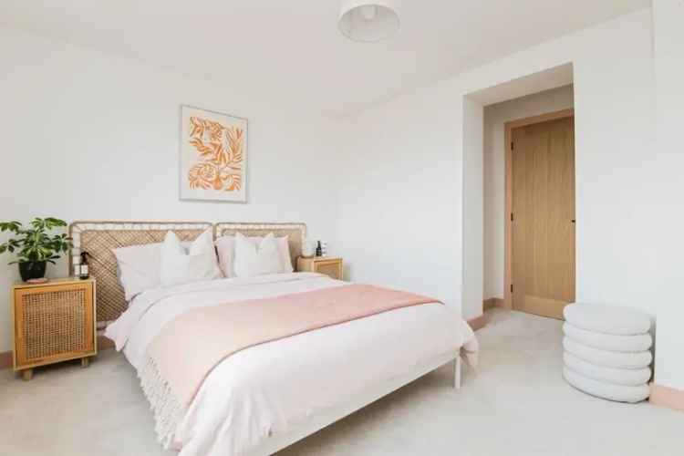 4 Bedroom Semi Detached House with Stylish Garden and Driveway Parking