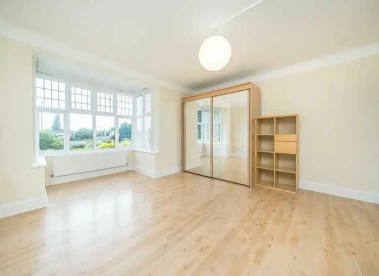 Flat For Sale in Portsmouth Road, London, England