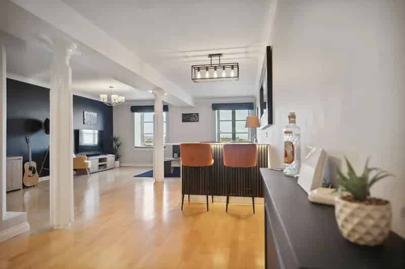 Spacious 2-Bed Flat Canal Views Gym Spa Pool