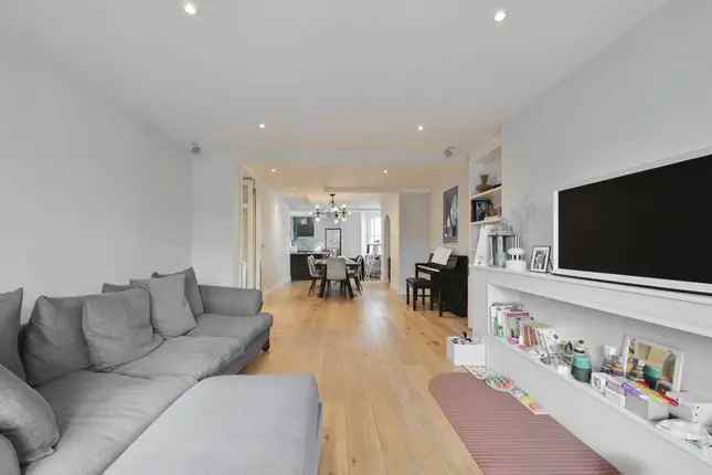 Flat to rent in Transept Street, Marylebone, London NW1