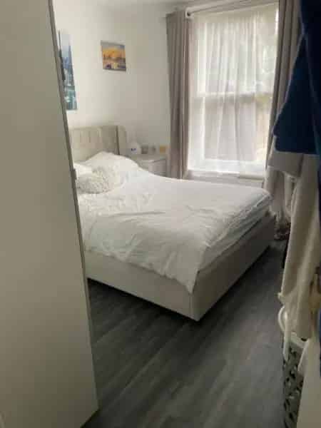 2 Bedroom Basement Flat with Huge Garden Near Westbourne Park Station