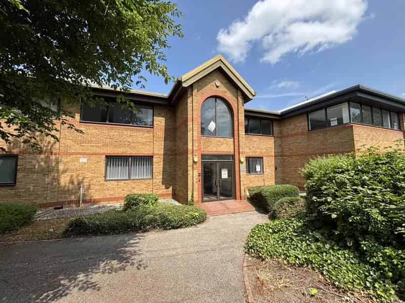 Welham Green Industrial Unit: Refurbished Warehouse Space with Parking