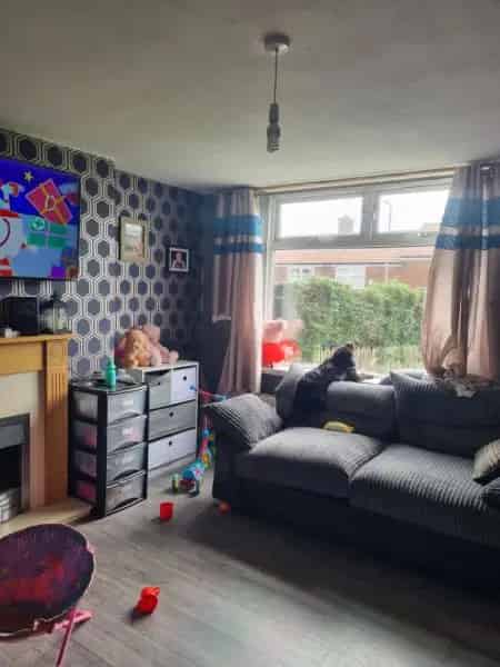 3 Bed House Recently Decorated Laminate Flooring Garden
