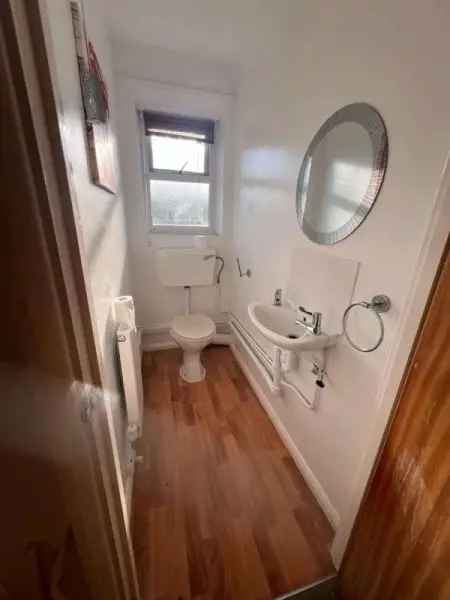 Very Large 3 Bed Maisonette with Patio and Parking