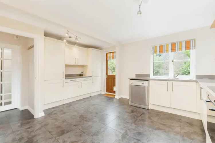 Four Bedroom Detached House with Large Garden and Double Garage