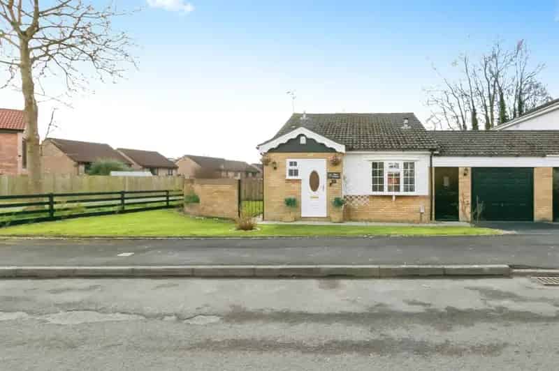 2 Bedroom Bungalow with Garage - Potential to Extend