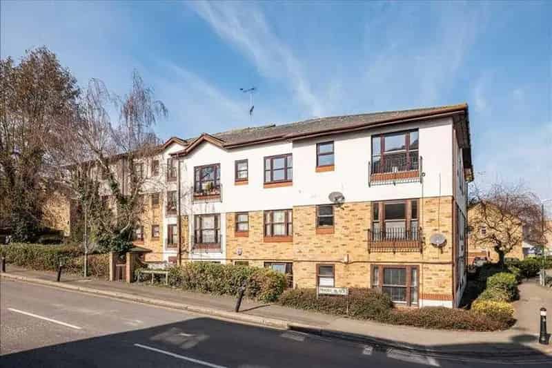 2 Bedroom Flat for Sale in Dartford - Chain Free