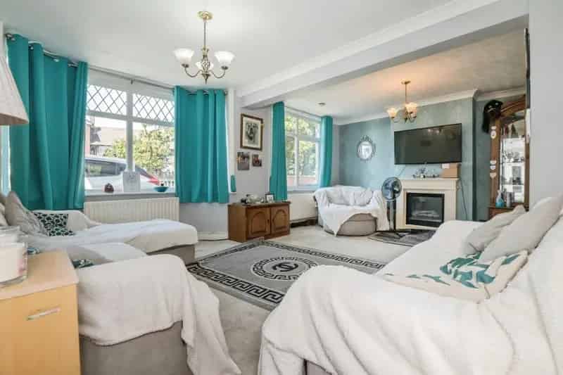 3 Bed Detached House Near Waterside With Parking