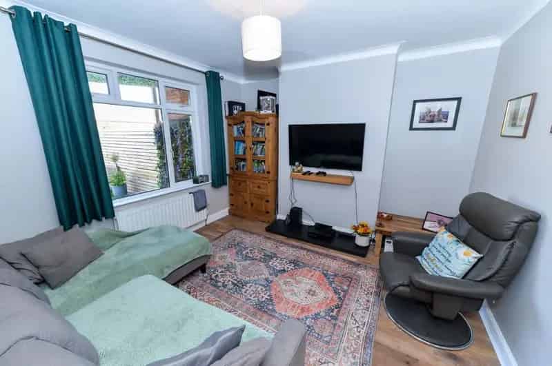 3 Bedroom Semi Detached House for Sale Belfast BT4