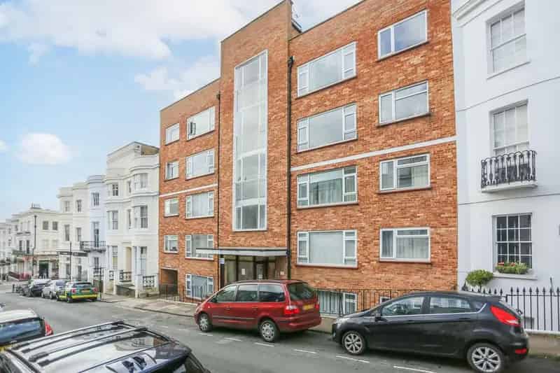 2 bedroom flat for sale