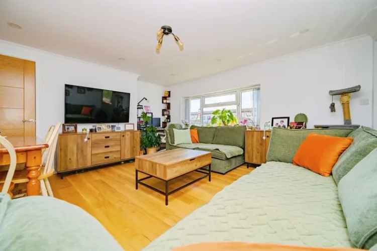 Two Double Bedroom Flat in Adeyfield