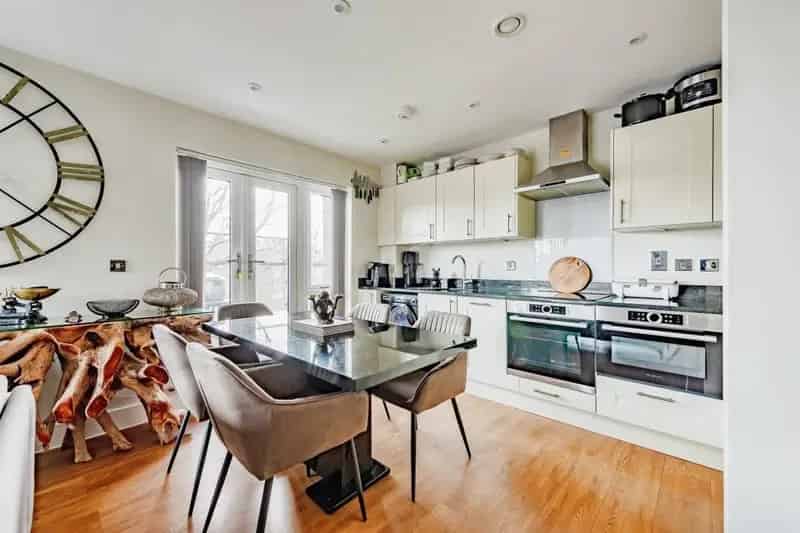 Two Double Bedroom Apartment East Grinstead No Onward Chain