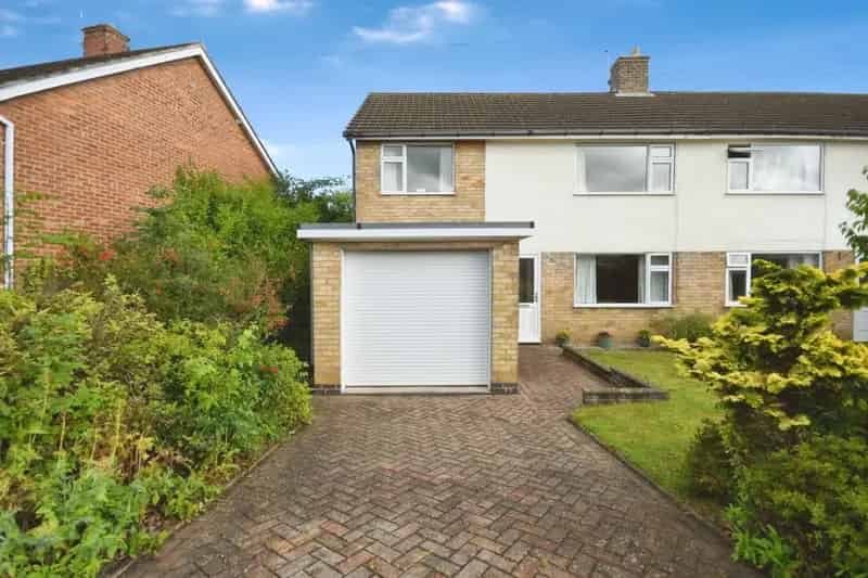 3 Bedroom Semi-Detached House For Sale No Onward Chain