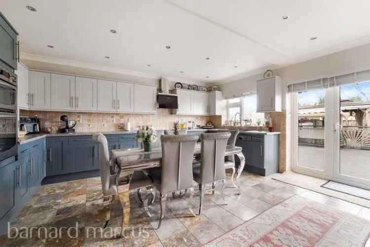 5 Bedroom House in Epsom - Family Home with Private Garden