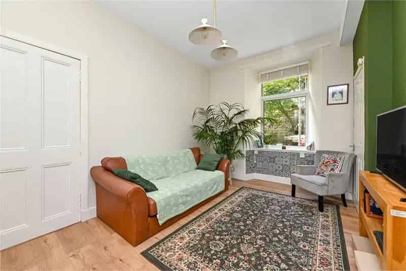 1 Bed Flat Ground Floor with 1 Reception Room