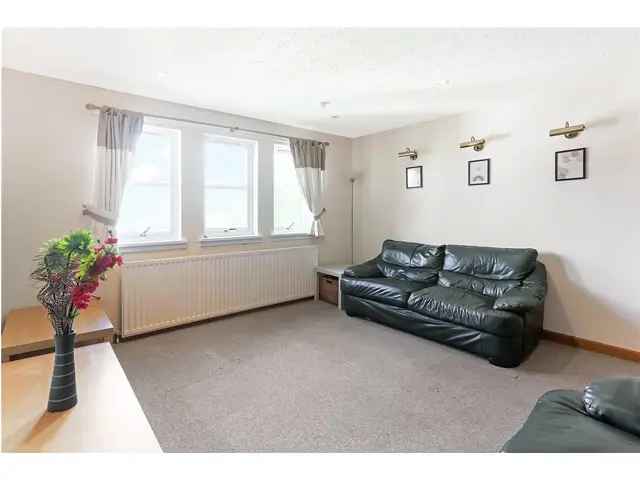 2 Bedroom Flat for Sale Near Paisley Town Centre