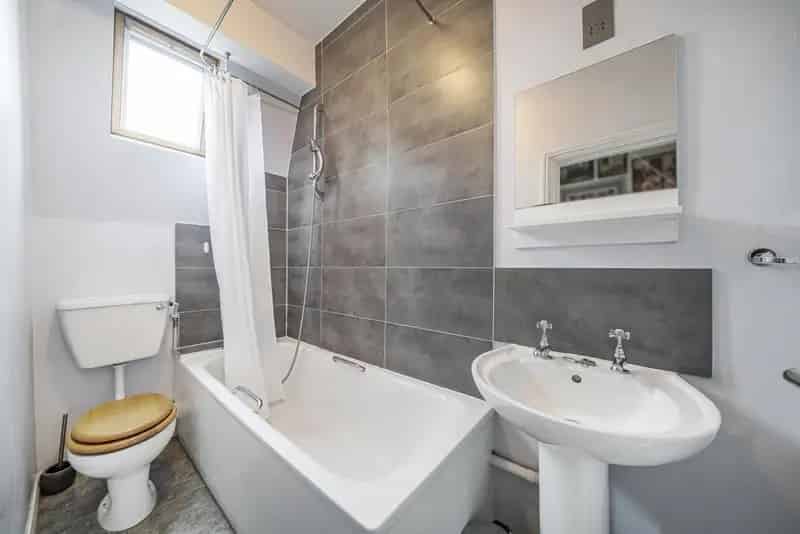 One Bedroom Top Floor Apartment Near Clapham Junction