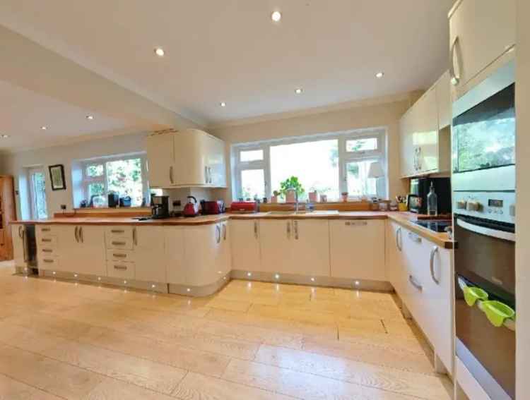 6 Bedroom Detached House For Sale