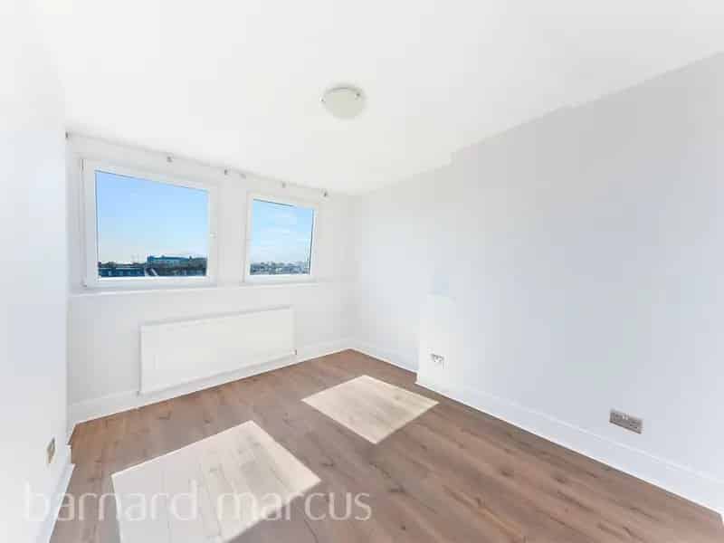 Westwick Gardens Family Home Near Westfield Shopping Centre
