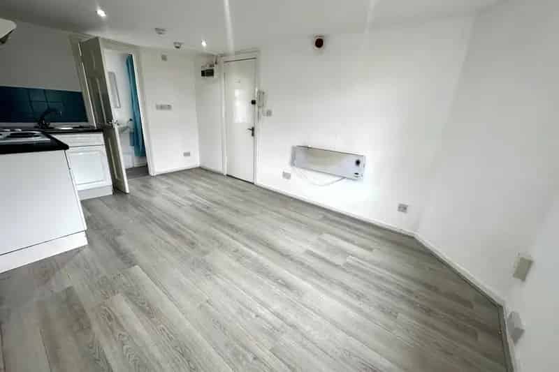 Modern Studio Flat in Wallasey Close to Amenities