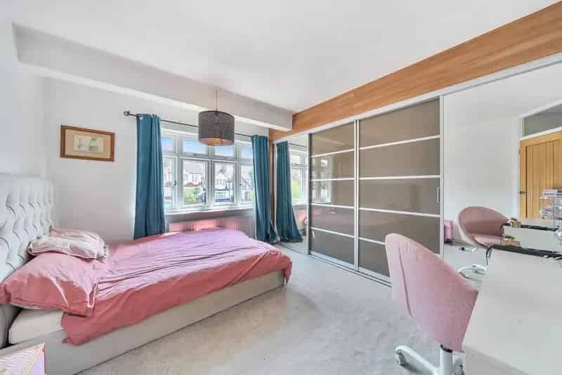 Four Bedroom Family Home Near Pickhurst Schools