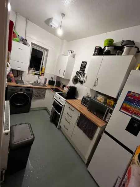 Flat For Rent in Kingswood, England